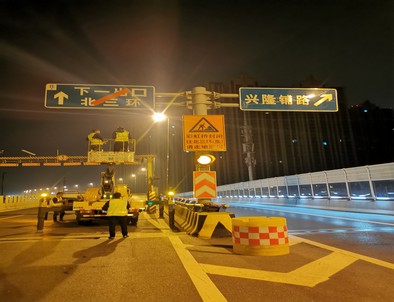包头郑州市北三环彩虹桥交通标志牌安装现场